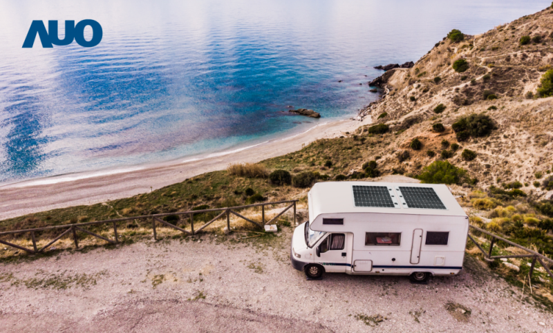 「可撓輕量化太陽光電板SunCurva」使用輕量特殊耐候型複合板取代傳統太陽能板的玻璃前板，不僅降低70%重量，每米平方僅3Kg；具有抗衝擊性能及通過電磁相容性測試，可應用於交通運輸工具，如露營車、遊艇等